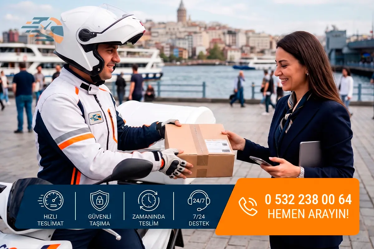 İstanbul Boğazı ve Galata Kulesi manzarasında, kurumsal üniformalı ve kasklı motorlu kuryenin iş kadını müşteriye karton koli paket teslim etme anı.