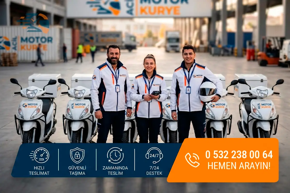 Acil Motor Kurye lojistik ve dağıtım merkezinde, kurumsal üniformaları ve ekipmanlarıyla profesyonel kurye ekibi ve arkalarında teslimat için hazır bekleyen beyaz motorlu kurye araçları filosu.